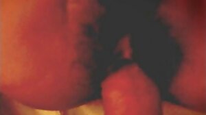 மார்பளவு கொண்ட குழந்தை மியா கலீஃபா ஒரு கரும்புலியால் உறிஞ்சப்பட்டு வதைக்கப்படுகிறாள்